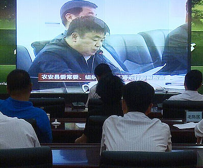 集团领导班子成员集体学习观看“农安县委常委班子专题民主生活会”会议视频